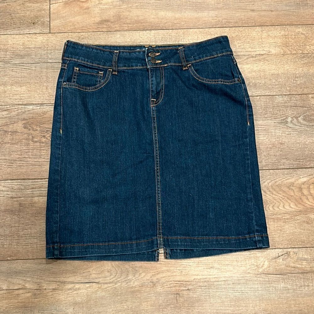 Old Navy denim mini skirt size 12. Pre-owned excellent condition.